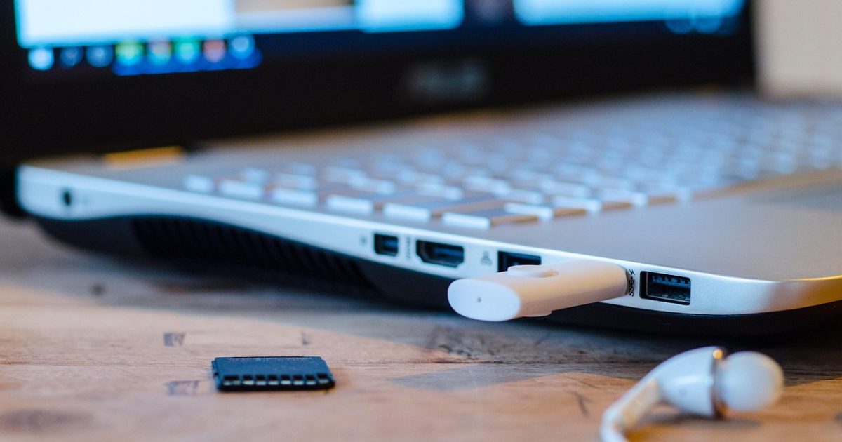 Computer,  laptop,  desk,  headphone,  notebook,  smartphone,  work place,  technology,  camera,  photo,  media,  office,  work,  business,  internet,  working,  wireless,  mobility,  display,  finance,  planning,  workplace,  pen,  paper,  keyboard,  screen,  table,  usb,  usb,  usb,  usb,  usb,  usb